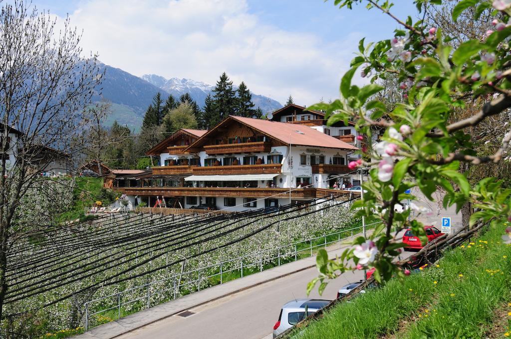 Hotel Moserhof Schenna Exteriör bild